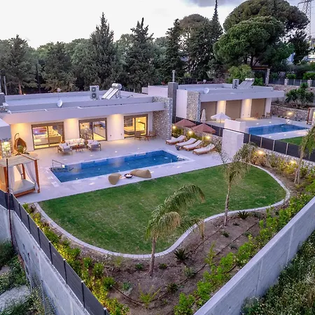 Ruby Paradise Asgourou